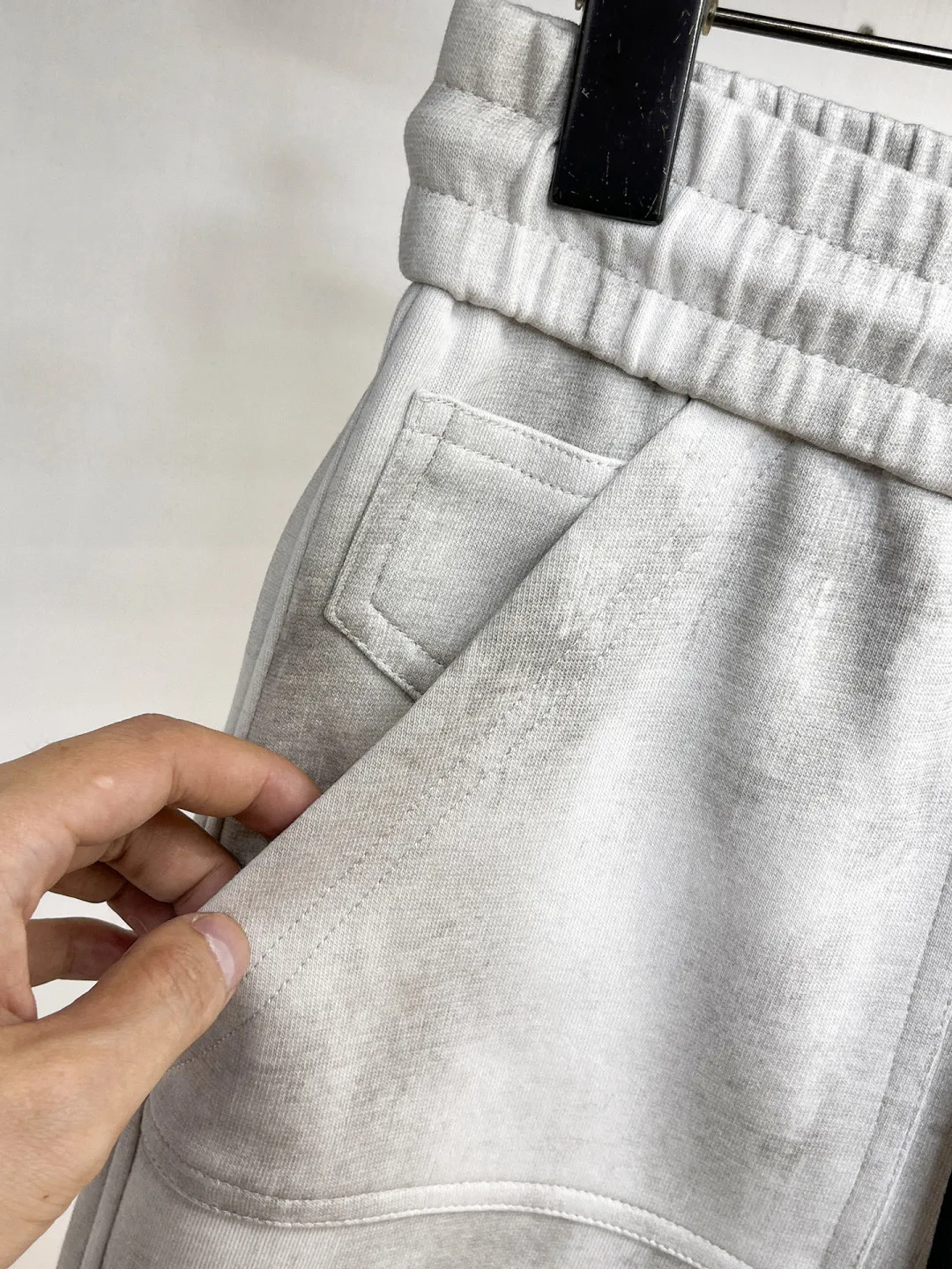 Balenciaga's three-standard complete 2026 summer New Arrival men's casual shorts, advanced custom-made Breathable fabric, Breathable fabric, extremely stretchy and comfortable, impeccable details, top-grade accessories, original logo design concept, delicate and soft feel! The upper body fit is awesome! Size: M-XXXL Please state your height and weight when ordering